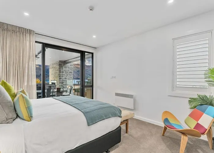 Lakeview Luxury Vista 2-bedroom Apartment *